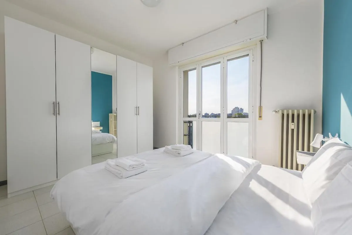 Easy Parking - 5 Min To Metro - Balcony - Quiet Appartement Milaan Italië