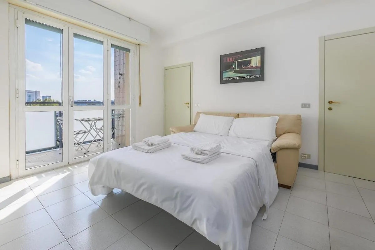 Easy Parking - 5 Min To Metro - Balcony - Quiet Appartement Milaan