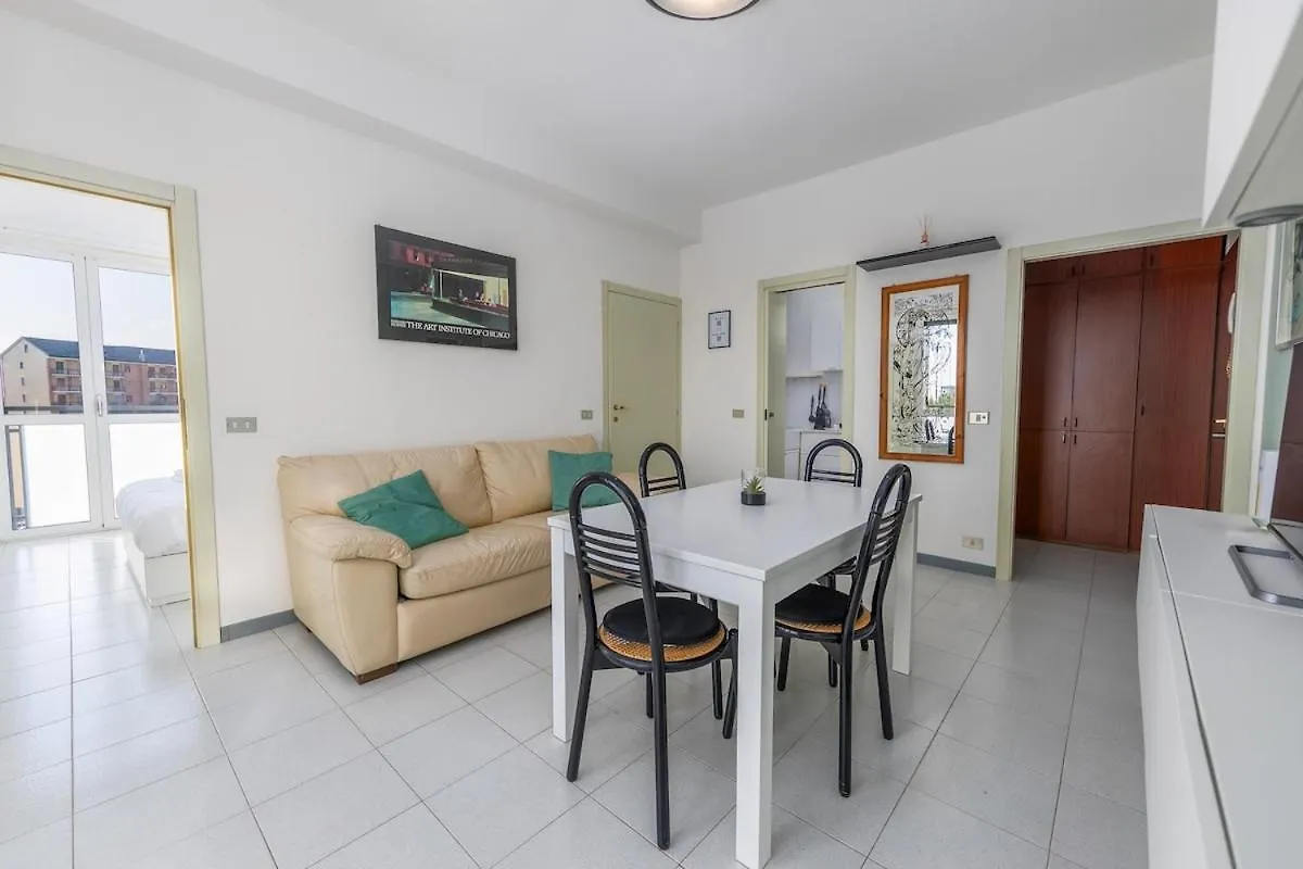 Easy Parking - 5 Min To Metro - Balcony - Quiet Appartement Milaan