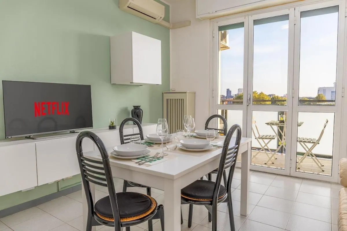Easy Parking - 5 Min To Metro - Balcony - Quiet Appartement Milaan