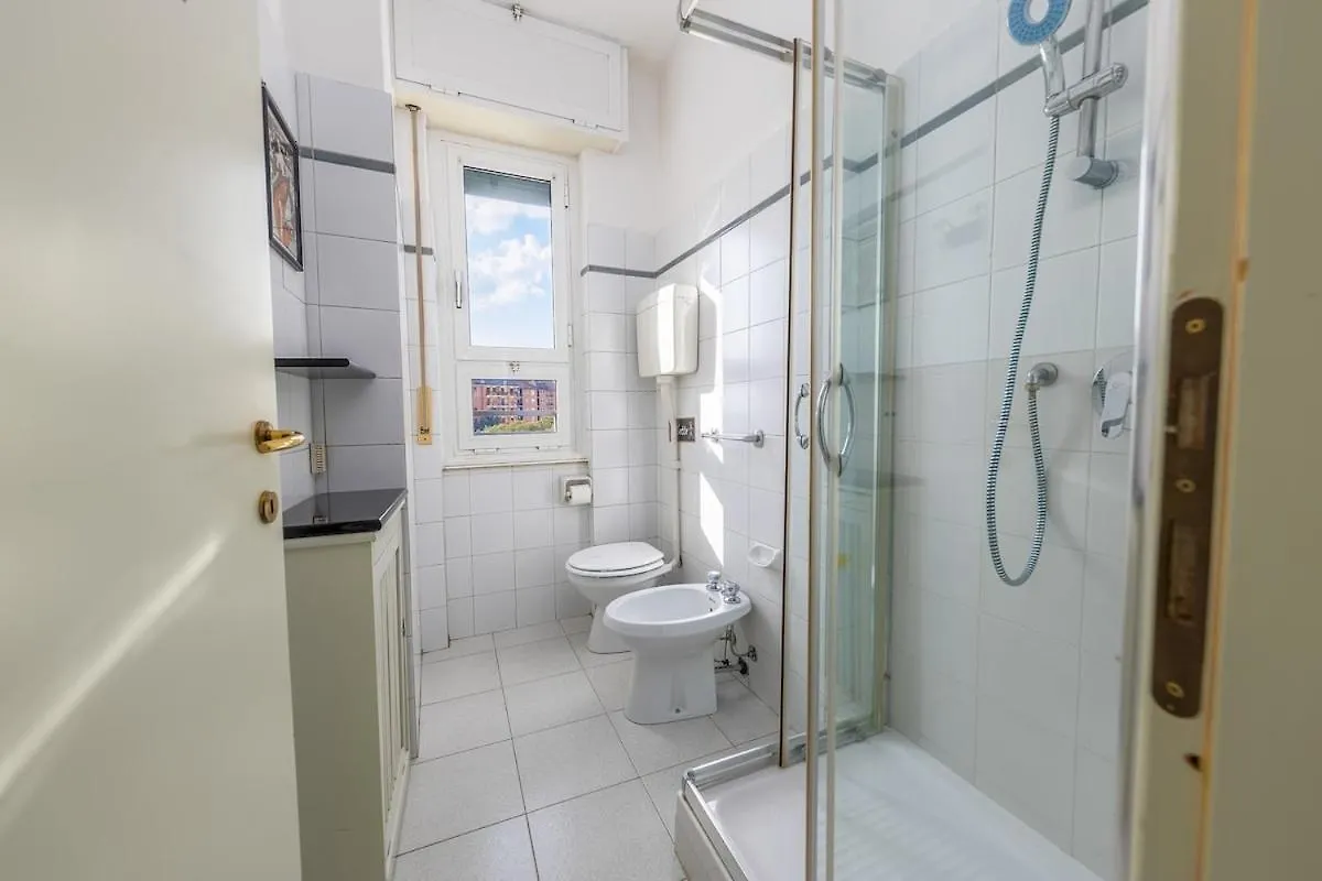 Easy Parking - 5 Min To Metro - Balcony - Quiet Appartement Milaan