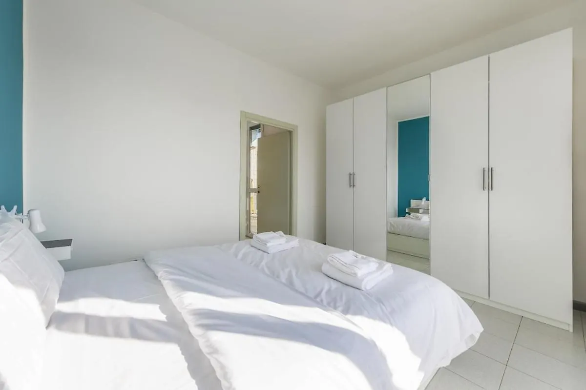 Easy Parking - 5 Min To Metro - Balcony - Quiet Appartement Milaan Italië